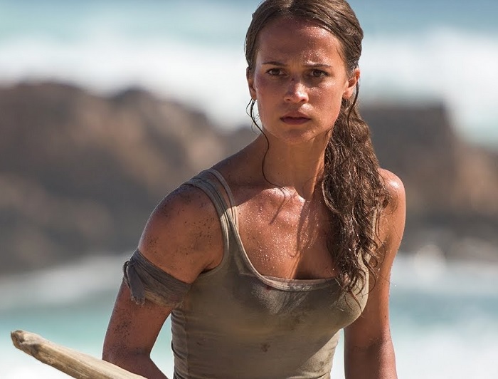 Alicia Vikander abre o livro sobre o novo filme Tomb Raider